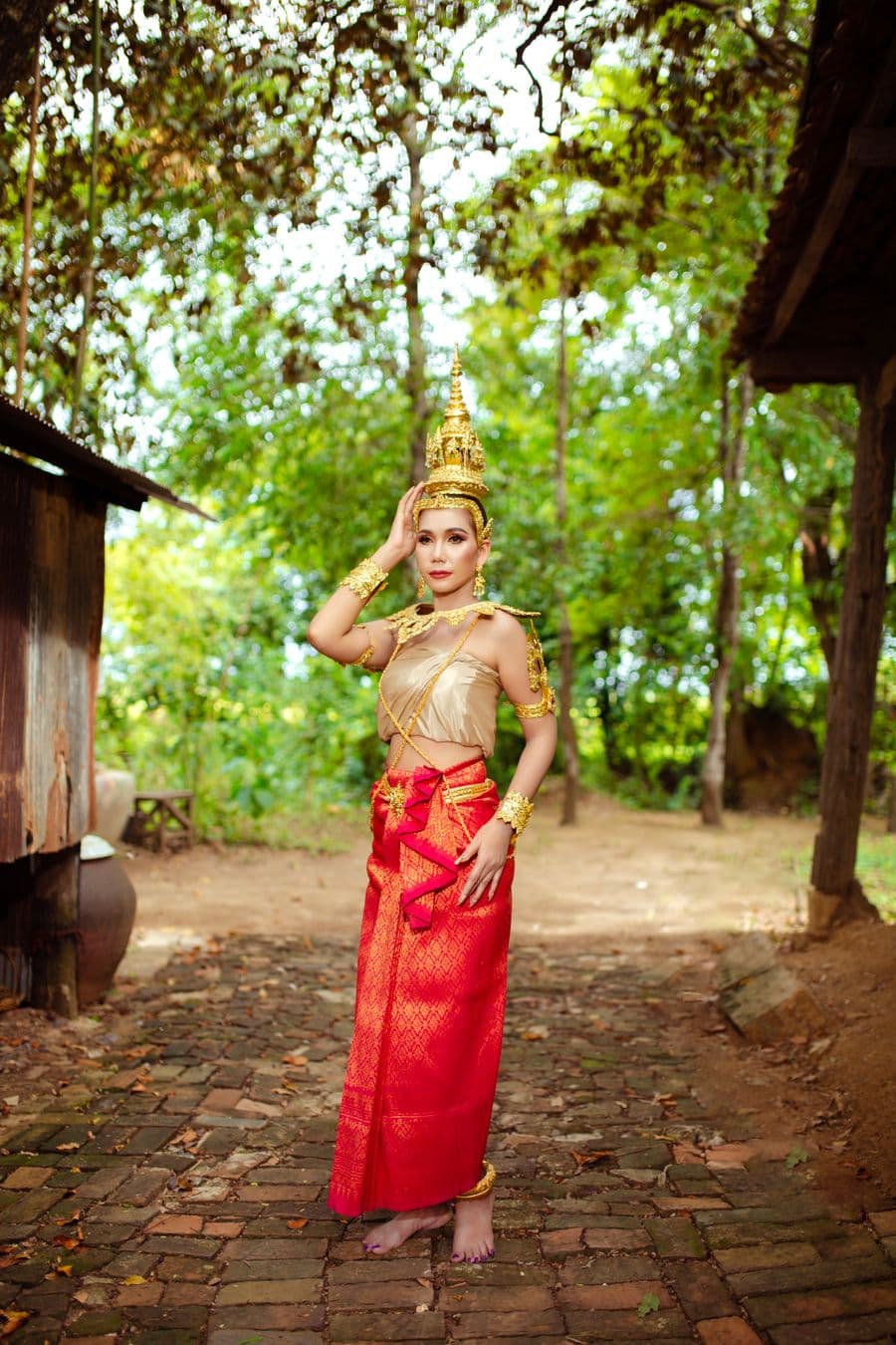 ชุดไทยจักรีสีทองประดับดิ้น